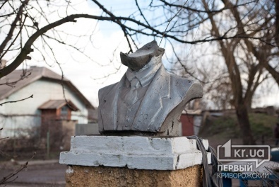 На станции Кривой Рог-Западный неизвестные отбили голову бюсту Ленина (ОБНОВЛЕНО)