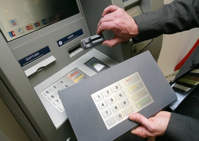 Как не стать жертвой мошенников, снимая деньги с банкомата