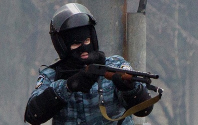 «Беркут» в Киеве ведет прицельную стрельбу по представителям прессы