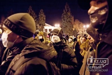В Кривом Роге 100 человек собрались, чтобы помешать выезду «титушек» в Киев