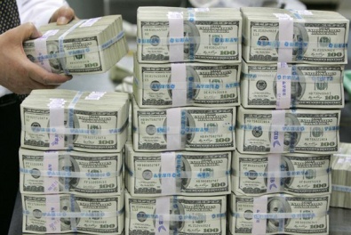 Украинцы начали активно скупать доллары