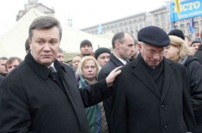 Янукович принял отставку Кабмина Азарова