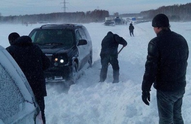 Свидетели событий: на трассе «Кривой Рог-Николаев» в снежном плену находятся более 50 автомобилей