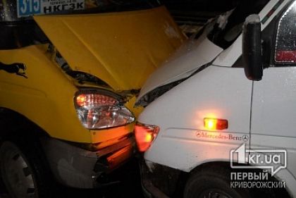 В Кривом Роге маршрутка столкнулась с микроавтобусом. Четыре человека пострадали