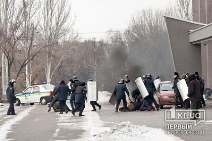 В Кривом Роге взорвали канистру с бензином у входа в городской исполком (ОБНОВЛЕНО)