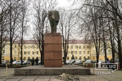 В Кривом Роге снова валили памятники Ленину