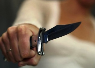 В Кривом Роге девушка напала с ножом на пенсионерку