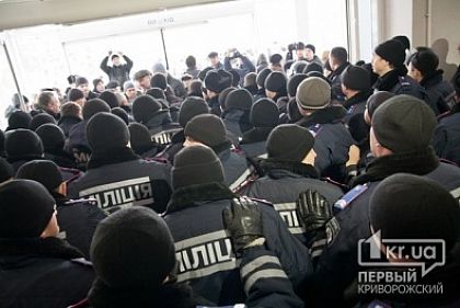 Горячая сессия городского совета: Несколько митингов и сломанные двери главного входа