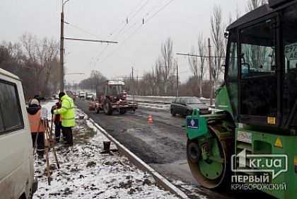 В Кривом Роге кладут асфальт на ЮГОКовской дороге