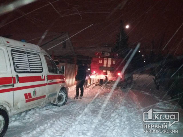 В Кривом Роге спасатели достали авто скорой из снежного плена