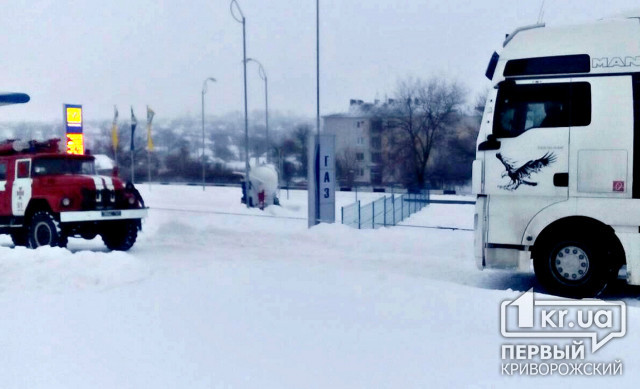 Под Кривым Рогом спасатели помогли мужчине вытащить грузовик из снежного сугроба