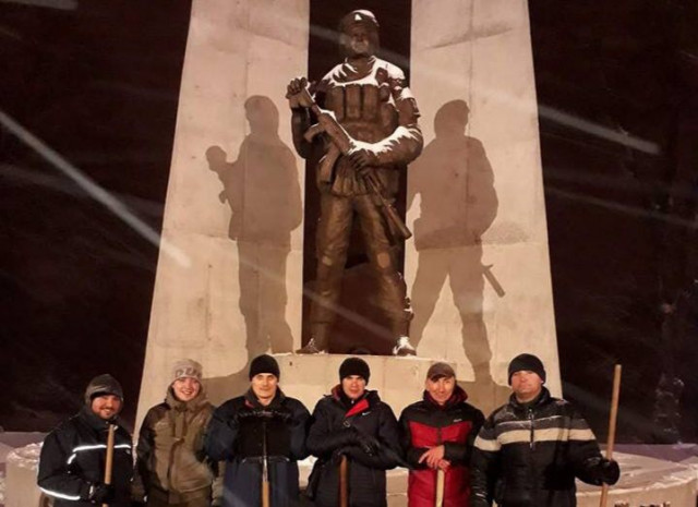 Криворіжці самотужки прибрали сніг біля пам&#039;ятника Героям АТО