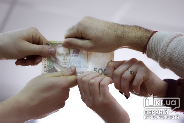 На украинских заробитчанах зарабатывают мошенники-посредники