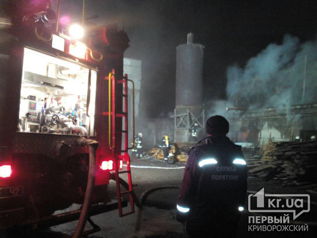 Масштабный пожар на складе лесоматериалов в Кривом Роге