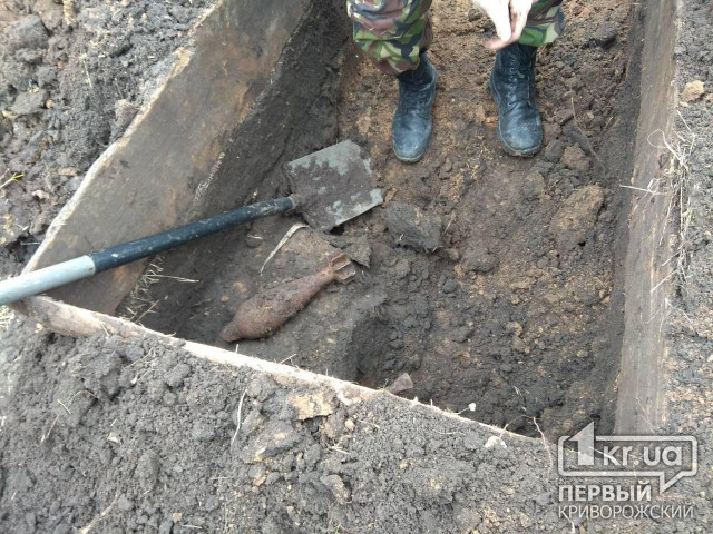 На кладбище в Кривом Роге обнаружили мину