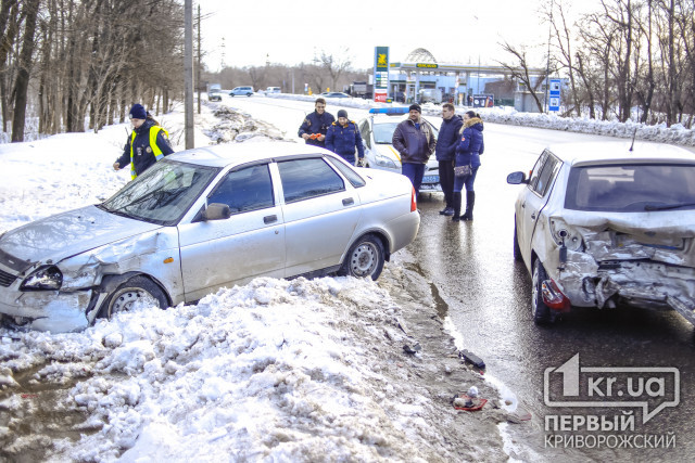 ДТП в Кривом Роге: авто вылетело «на встречку» и врезалось другую машину