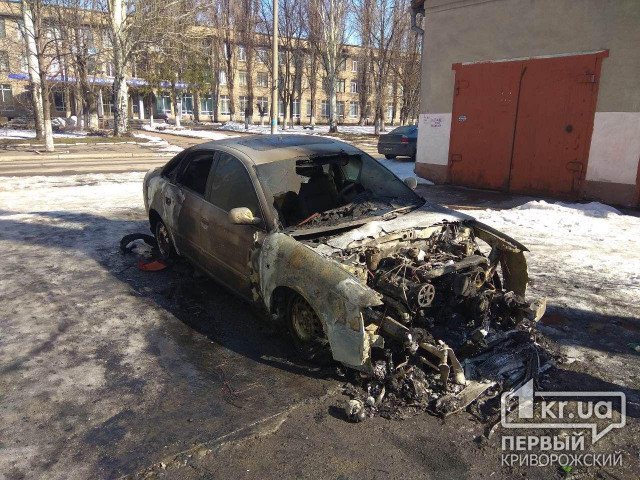 В Кривом Роге на стоянке сгорела Audi