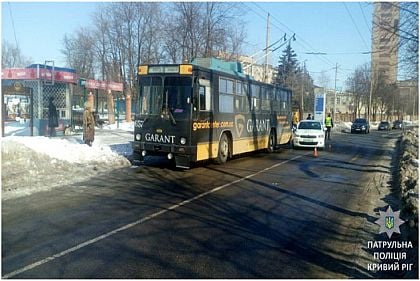 В Кривом Роге «притерлись» троллейбус и авто