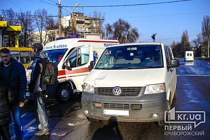 В Кривом Роге бусик сбил школьницу, которая перебегала дорогу на красный свет