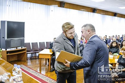 За чистоту и порядок  мэрия наградила почетными знаками не только коммунальщиков Кривого Рога