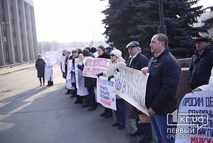 Нас мало, но мы в халатах. Акция протеста в Кривом Роге