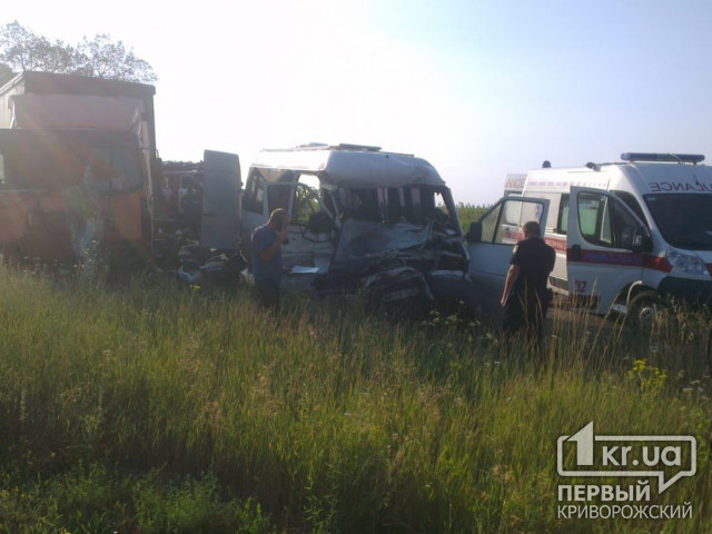 В результате лобового столкновения маршрутки и грузовика на трассе под Днепром погибли  два человека