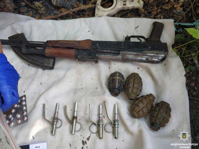 В гараже криворожанина полицейские обнаружили оружейный арсенал и наркотики
