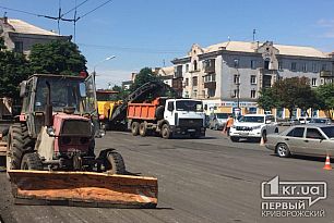 Движение затруднено: на площади Поля в Кривом Роге срезают асфальт