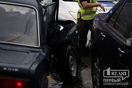 Из-за ДТП на одной из центральных дорог в Кривом Роге затруднено движение