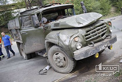 В Кривом Роге возле завода перевернулся ЗИЛ