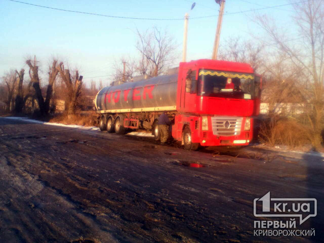 В селе недалеко от Кривого Рога спасатели достали два грузовика из кювета