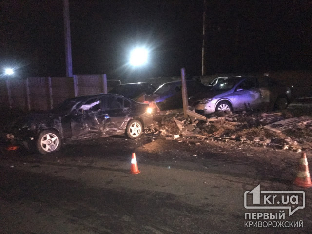 ДТП в Кривом Роге: BMW снес забор, около десятка машин повреждены, пострадал пассажир авто