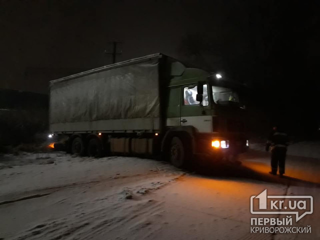 В Криворожском районе пожарные спасли два авто из снежного плена