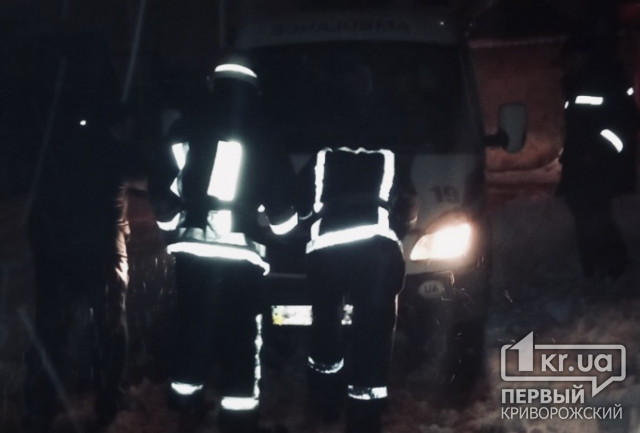 Криворожские пожарные вытащили карету скорой помощи из снежного заноса