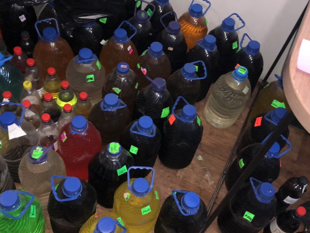 2 тонны алкоголя-фальсификата и 100 тысяч пачек сигарет изъяли правоохранители в Днепропетровской области