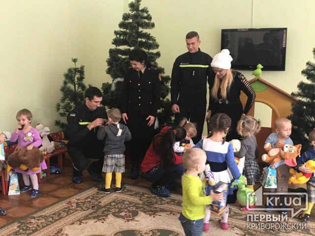 Криворожские пожарные с подарками от Святого Николая посетили дом ребенка