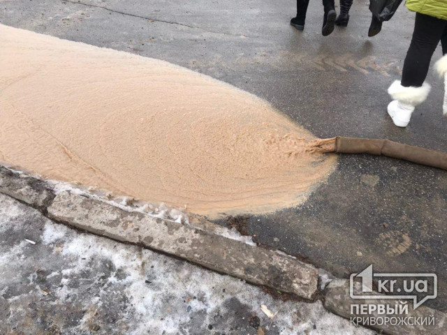 Сотрудники Кривбассводоканала откачивают воду из ямы прямо на проезжую часть