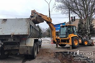 Криворожские коммунальщики полдня выполняют ремонтные работы посреди проезжей части