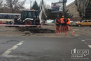 Кривбассводоканал считает, что сработал на опережение, - работы на центральном проспекте города продолжаются