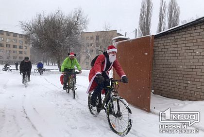 Несмотря на метель, криворожские Деды Морозы привезли праздник в детский реабилитационный центр