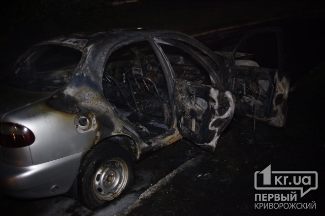 Во дворе криворожской многоэтажки ночью сгорел автомобиль