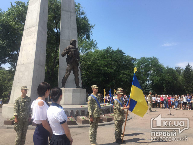 Возле монумента Героям АТО в Кривом Роге чествуют отдавших жизнь за Украину