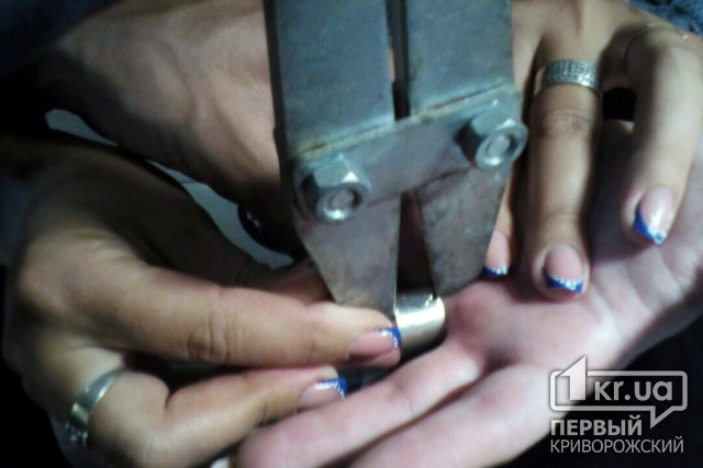 Снять кольцо с пальца девушке помогала бригада спасателей
