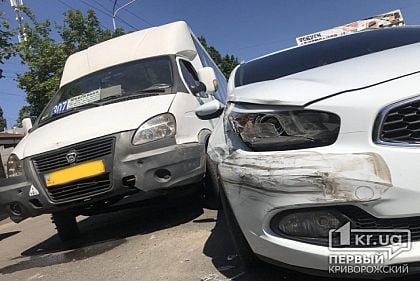 В Кривом Роге маршрутка спровоцировала тройное ДТП