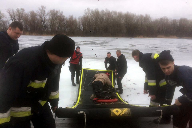 Рыбалка с угрозой для жизни: в Днепропетровской области за сутки под лед провалились шестеро человек