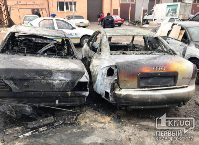 В Кривом Роге 5 авто сгорели во время пожара на территории СТО