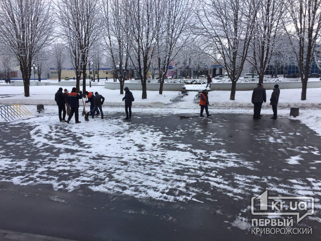 Сотни дворников вышли бороться со снегом в Кривом Роге, - заявление