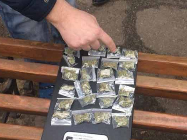 Несколько десятков пакетиков с марихуаной криворожанин хранил для себя