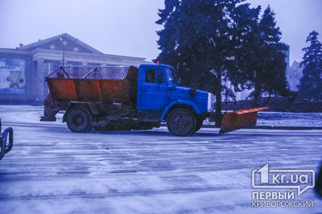 В предпоследний день зимы снегоуборочная техника снова на дорогах Кривого Рога