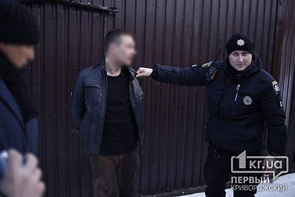 Мужчина размахивал пистолетом возле криворожского автовокзала, он задержан копами